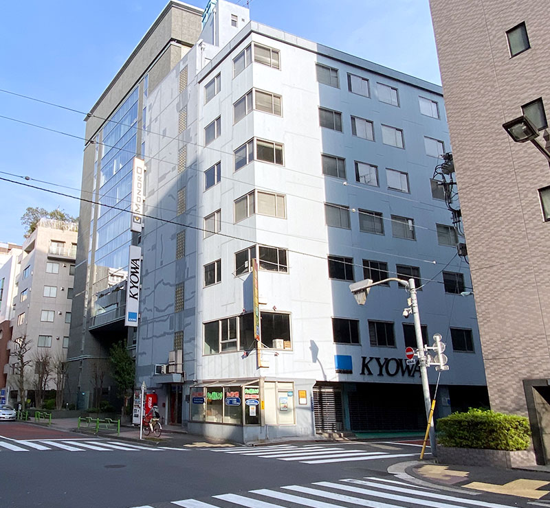 東日本橋の交差点を左折して、「御幸通り」に入り、ひとつ目の横断歩道のある交差点を右折します。<br>右手奥の角のビルの「KYOWA」の看板が目印です。